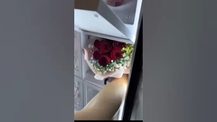 खेत में ताजे फूल की वेंडिंग मशीन