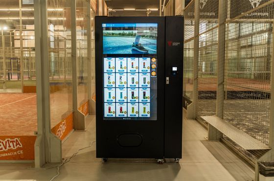 110V/220V-240V स्नैक फूड वेंडिंग मशीन शीतलन प्रणाली के साथ 3-20C और उच्च क्षमता