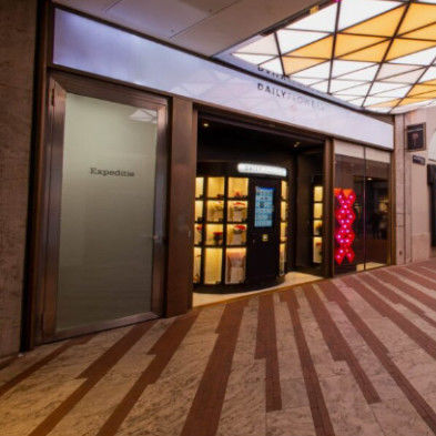 लॉकर वेंडिंग मशीन और प्री-ऑर्डर विकल्प के साथ सुविधाजनक रूप से एकल-स्टेम फूल बेचें