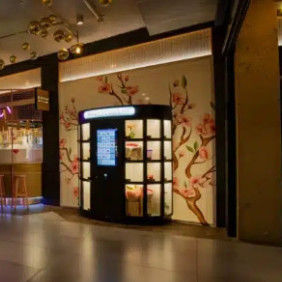 सुविधाजनक इन्वेंटरी प्रबंधन के लिए स्मार्ट बैकएंड सिस्टम 32 इंच टच स्क्रीन लॉकर वेंडिंग मशीन