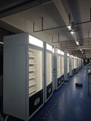 खुदरा स्थानों में 215 इंच टच स्क्रीन और आकर्षक लाइट बॉक्स के साथ सेवा प्रदान करने के लिए डिज़ाइन किया गया स्नैक फूड वेंडिंग मशीन