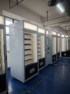 नाश्ते के खाद्य पदार्थ बेचने वाली मशीन, जिसमें बड़ी टच स्क्रीन और बेहतर दृश्यता और बिक्री प्रदर्शन के लिए शीर्ष पर लगा लाइट बॉक्स है